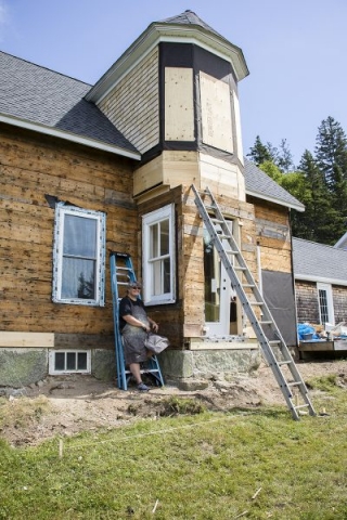 Carol Burnett works on her home. Photo: Bruce Murray, VisionFire Studios