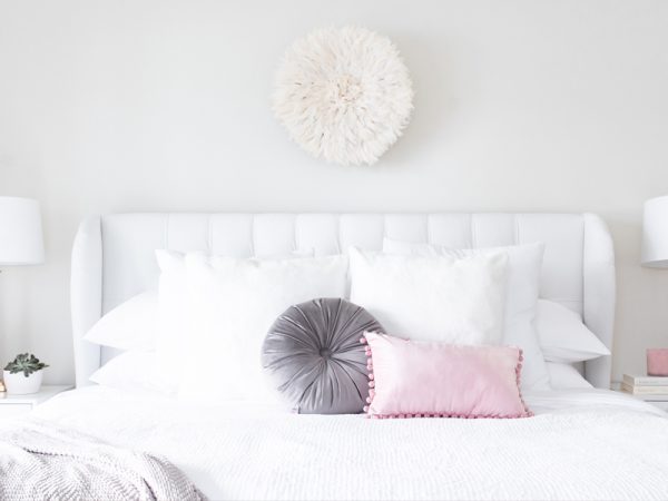 Bedroom decor, pink and grey pillows. Photo: Jenna Dunlop